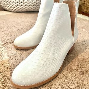 Women’s Ankle Boots, Size US 8, White Snake Pattern